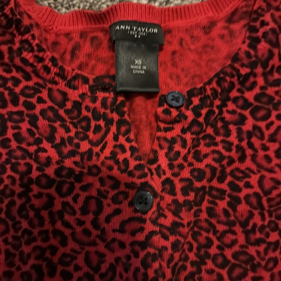 Red Leopard Print Ann Taylor size XS lightweight sweater - Picture 3 of 4